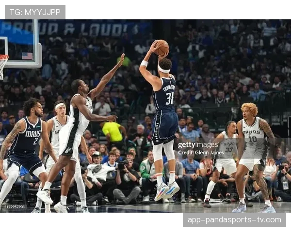 克莱·汤普森无球跑动拉开空间，三分效率领跑后卫群